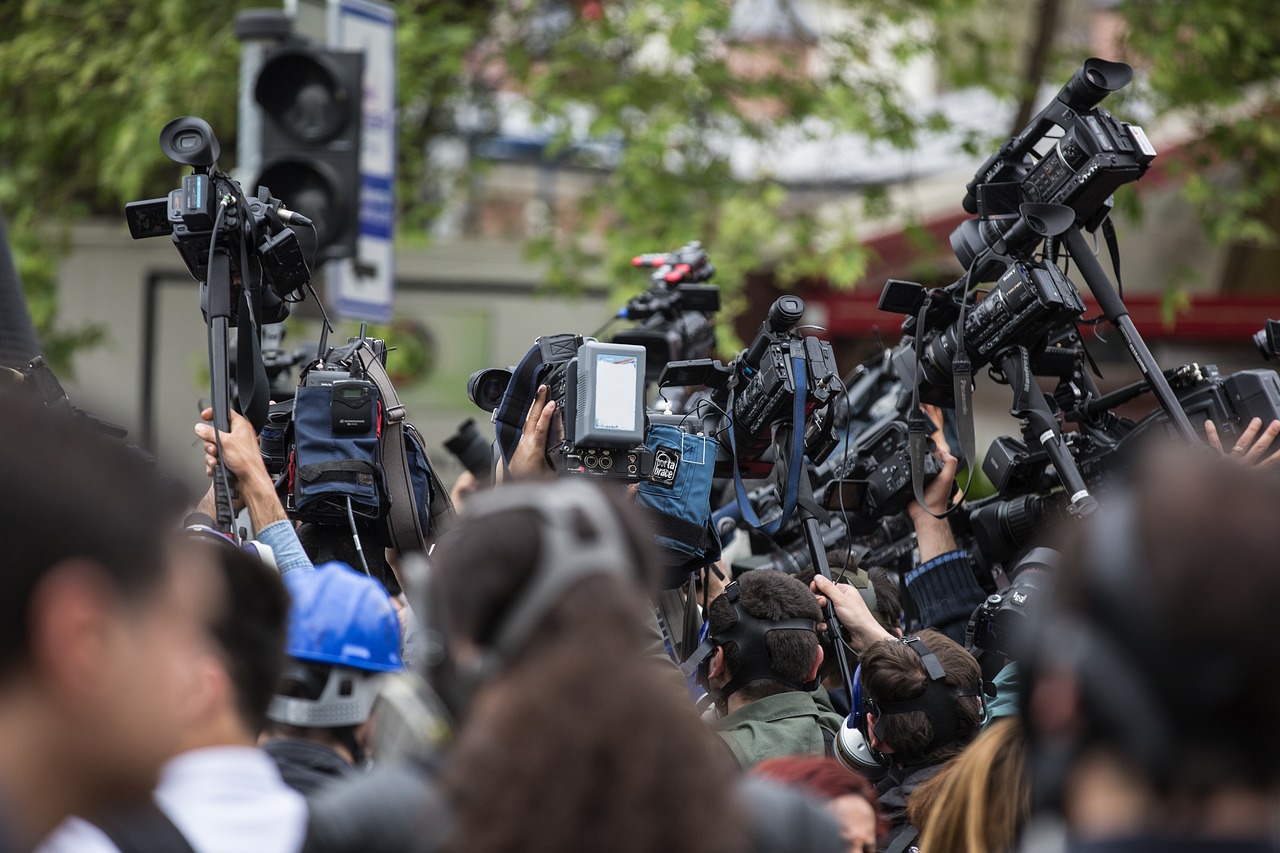 https://pixabay.com/en/press-camera-the-crowd-journalist-2333329/